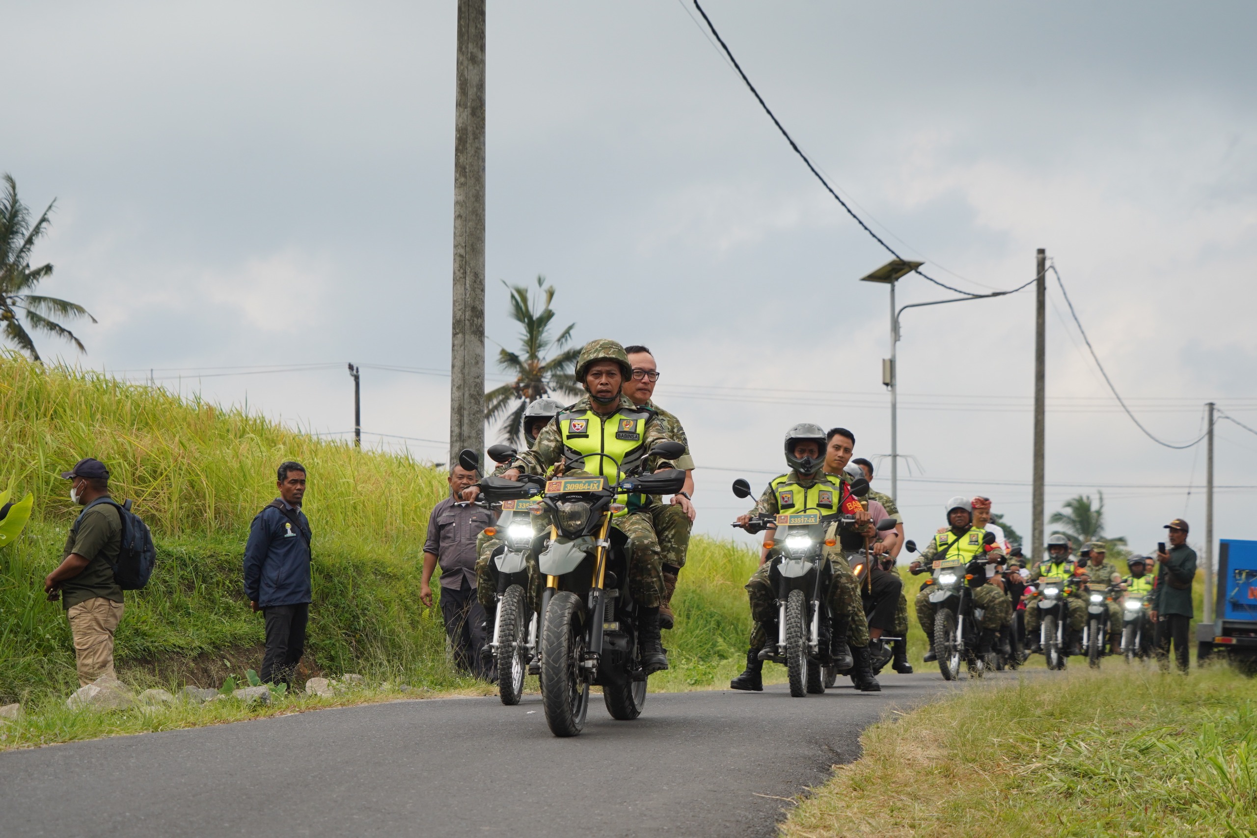 Dukung Swasembada Pangan Nasional, Pangdam IX/Udayana Pimpin Panen Raya TNI di Tabanan